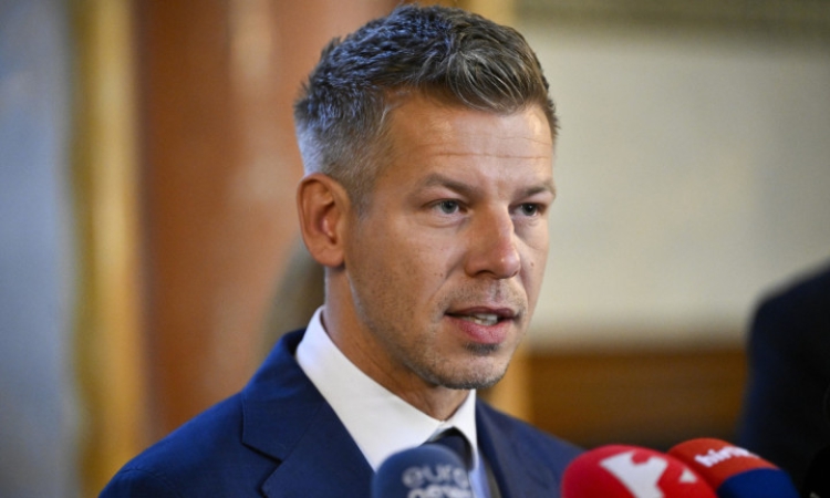 Мадяр иска среща със Зеленски за правата на етническите унгарци